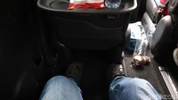 Pindah ke kursi baris kedua, All New Nissan Serena menawarkan kenyamanan dengan beragam fitur yang disematkan. Joknya sudah model captain seat, lengkap dengan tambahan hand rest. Jok di baris tengah ini juga bisa dimaju-mundurkan dan digeser ke kanan dan kiri, meski hanya sedikit. 