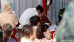 Gaya Sandiaga Uno Saat Antre Untuk Nyoblos