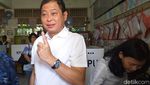 Menteri Jonan Nyoblos Pakai Baju Putih Bareng Istri