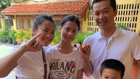 Mantan pebulutangkis nasional Taufik Hidayat mengunggah foto bersama keluarga dan memamerkan jari dengan tinta ungu usai nyoblos.  (Instagram pribadi)