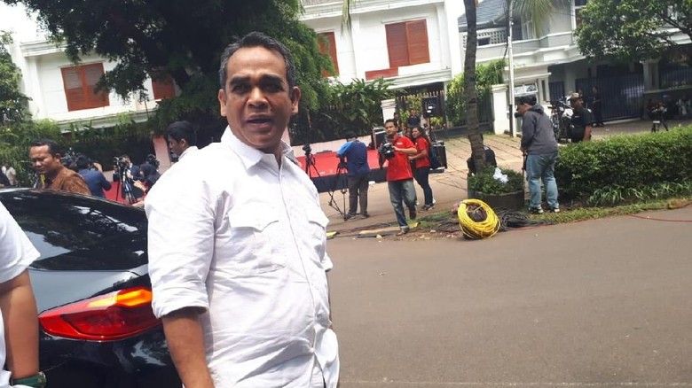 Sekjen Gerindra Datangi Sandiaga yang Sedang Sakit Sekjen Gerindra Datangi Sandiaga yang Sedang Sakit