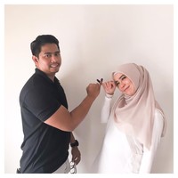 Fitri Tropica  juga memilih atasan berwarna putih untuk momen pentingnya itu. Ia padukan busana putih dengan hijab bernuansa mocca yang lembut. Hijab berbahan voile kembali menjadi pilihan presenter jenaka ini, karena bahannya yang nyaman dan tidak gerah. Foto: Instagram