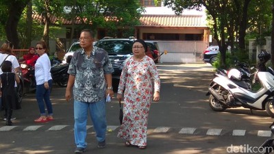 Gaya Santai Darmin Nyoblos Bareng Istri