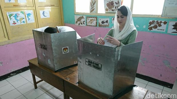 Saat Emil dan Arumi mencoblos di bilik suara