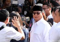 Jempol-Telunjuk Bertinta, Begini Gaya Prabowo Salam 2 Jari Usai Nyoblos