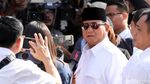 Jempol-Telunjuk Bertinta, Begini Gaya Prabowo Salam 2 Jari Usai Nyoblos