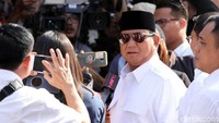 Prabowo hadir mengenakan kemeja putih dan berkopiah hitam serta berkacamata saat tiba di TPS 41.