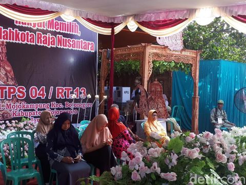 Suasana warga menunggu antrean mencoblos/