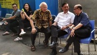 Luhut menunggu giliran mencoblos dengan berbincang bersama warga yang sedang mengantre.