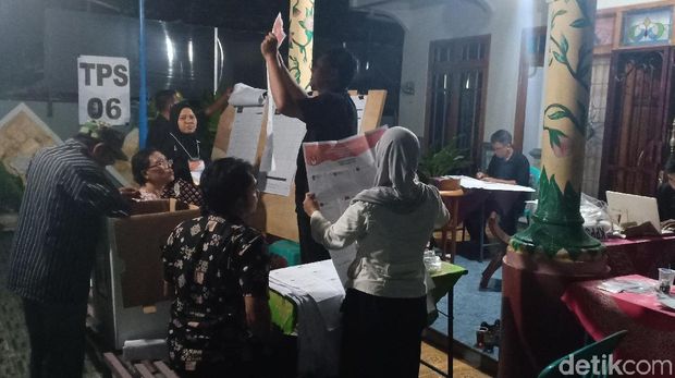 Hitung ulang surat suara di Madiun.