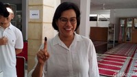 Usai Nyoblos, Sri Mulyani pamer jari telunjuknya yang sudah terkena tinta ungu.