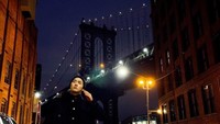 Berfoto di bawah Golden Bridge saat malam hari, Suho tampak keren ya.. (kimjuncotton/Instagram)