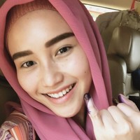 Ayu Ting Ting yang baru pulang Umrah tampil berhijab saat nyoblos. Pedangdut 26 tahun itu menggunakan hijab warna pink.  Foto: Instagram