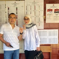 Marini Zumarnis ikut meramaikan TPS dengan busana berwarna putih. Ia memakai kemeja dengan aksen layer di bagian tangan. Kemeja tersebut ia padukan dengan hijab motif bernuansa krem dan celana hitam. Foto: Instagram