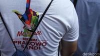 Para pendukung tampil mengenakan busana berbau 02.