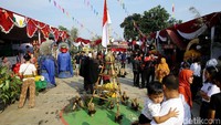 Suasana meriah di TPS Nusantara di Depok, Jawa Barat. Tak hanya pemilih, anak-anak pun banyak yang hadir untuk melihat beragam kesenian dan kebudayaan yang turut memeriahkan TPS Nusantara.