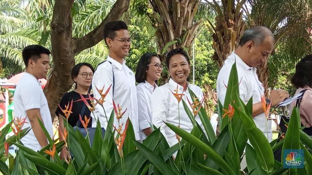 Berbaju Putih, Menteri Rini & Keluarga ke TPS Riang Gembira 
