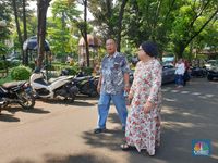 Menteri-menteri Nyoblos Pakai Baju Putih, Darmin Kok Batik?