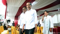 Jokowi tiba pukul pukul 10.17 WIB di TPS 008 Gambir berada di halaman Kantor Lembaga Administrasi Negara, Jalan Veteran, Jakarta Pusat.