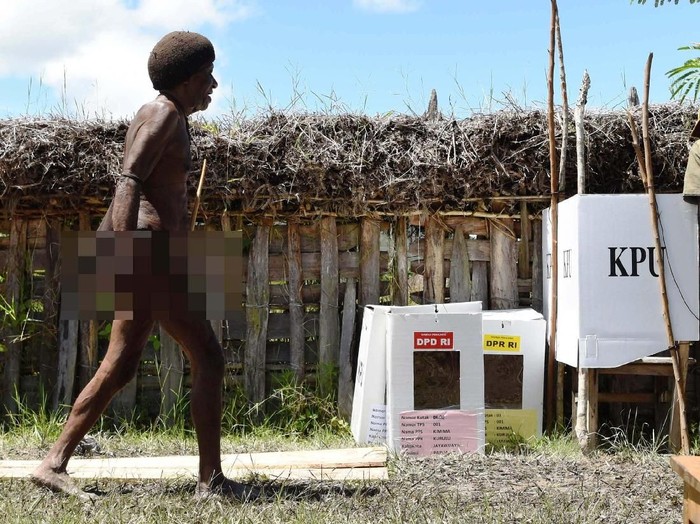 Warga Wamena ikut memberikan hak suaranya pada Pemilu 2019. Lokasi TPS berada di Distrik Libarek Wamena, Jayawijaya, Papua.