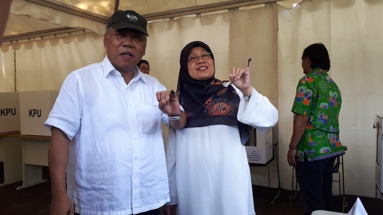 Usai Nyoblos, Menteri PUPR Basuki Pamer Kelingking Bertinta Usai Nyoblos, Menteri PUPR Basuki Pamer Kelingking Bertinta