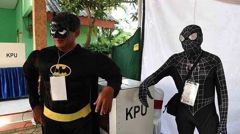 Ketika Superhero DC dan Marvel Bersatu Jaga TPS Ketika Superhero DC dan Marvel Bersatu Jaga TPS