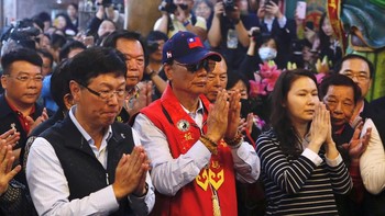 Guo mengungkap pula keinginannya untuk lengser dalam beberapa bulan ke depan untuk memberi kesempatan pada eksekutif muda.Foxconn kemudian menjelaskan bahwa Gou akan tetap menjadi chairman perusahaan itu. Namun dia tidak akan begitu aktif dalam operasional sehari-hari. Foto: Reuters