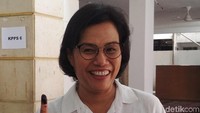 Menteri Keuangan Sri Mulyani Indrawati mencoblos dengan mengenakan kemeja putih. Hendra Kusuma/detikcom.
