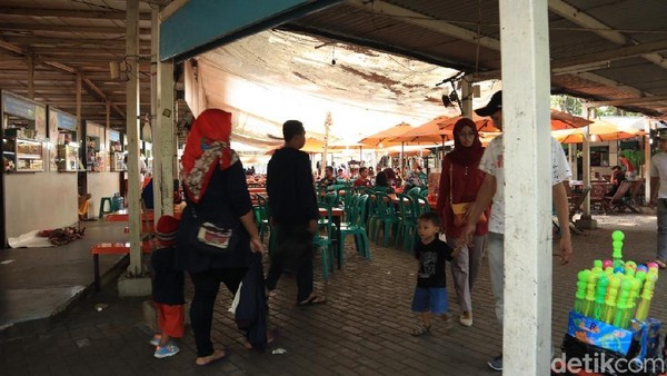 Suasana di Lenggang Jakarta, area foodcourt Monas. Ada yang lalu lalang, tak sedikit juga yang mengisi perut (Randy/detikcom)