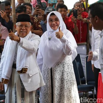 Ma'ruf Amin dan istrinya, Estu Wuri Handayangi usai nyoblos. 