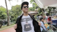 Al Ghazali memamerkan kausnya lagi di depan para juru warta foto. Foto: Al Ghazalli / Hanif Hawari