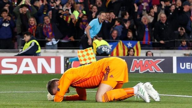 David De Gea melakukan blunder di balik gol kedua Lionel Messi.