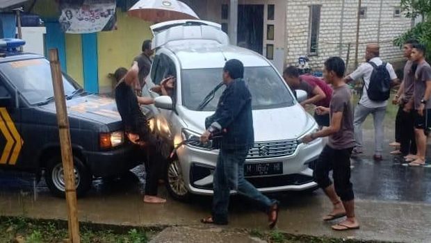 Bentrok Berebut Jadi Saksi Coblosan, Seorang Warga di Sampang Tertembak