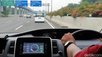 Setir All New Nissan Serena sudah menganut desain flat bottom jadi kesannya seperti setir mobil sport, namun yang disayangkan setir ini hanya bisa disetel tilt-nya (kemiringannya), belum teleskopik. Foto: Luthfi Anshori