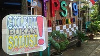 Di pintu masuk TPS juga terpampang tulisan Golput Bukan Solusi!.