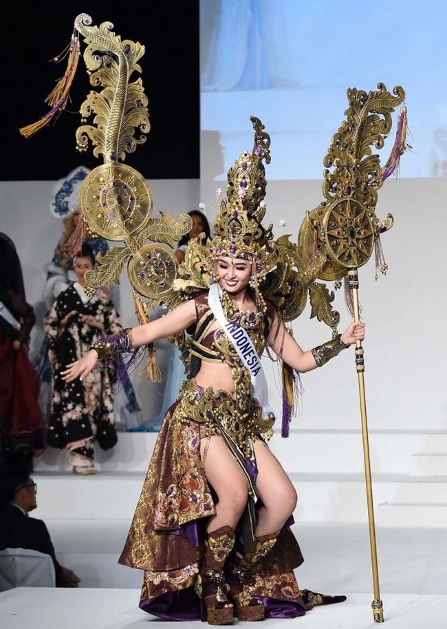 Puteri Indonesia Lingkungan Chintya Fabyola mengenakan kostum nasional bertemakan Legend of Tribhuwana Tunggadewi saat berkompetisi di Miss International 2015. Kostum terinspirasi dari Kerajaan Majapahit, menggambarkan sosok wanita sebagai seorang pemimpin. Kostum seberat 22 kg ini dibuat selama dua bulan. Foto: AFP