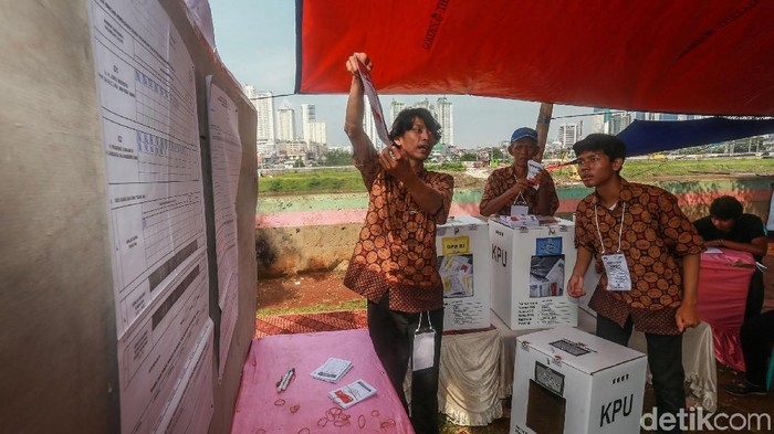 Petugas dari Kelompok Panitia Pemungutan Suara (KPPS) mulai menghitung surat suara di TPS 59 dan TPS 60, Petamburan, Jakpus. Seperti apa hasilnya?
