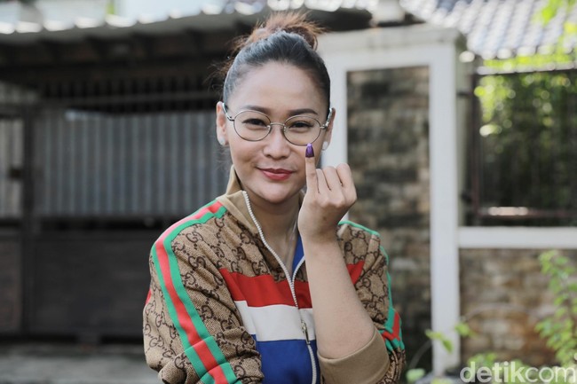 Penyanyi dangdut Inul Daratista yang sukses berbisnis karaoke juga tampil mewah saat nyoblos dengan memakai jaket dari brand Gucci. Jersey motif monogram Gucci yang dipakainya harganya mencapai US$ 1.800 atau sekitar Rp 25 jutaan. Foto: Hanif Hawari/ detikHOT