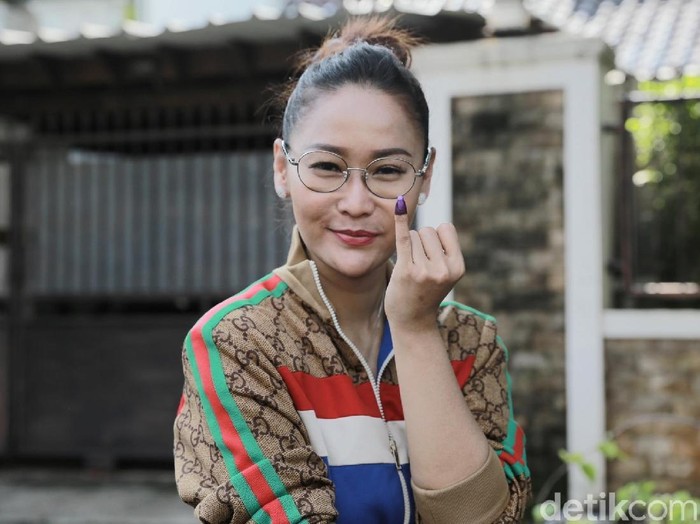 Inul Daratista di TPS 171, Pondok Indah, Jakarta Selatan.