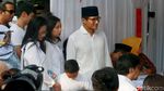 Gaya Sandiaga Uno Saat Antre Untuk Nyoblos