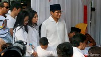 Kondisi TPS yang ramai membuat Sandi harus mengantre untuk dapat mencoblos.