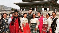 Jeremy Renner sempat berkunjung ke Istana Gyeongbokgung di Seoul (renner4real/Instagram)