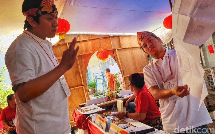 Berbagai macam cara dilakukan untuk menarik minat pemilih mendatangi TPS. Di Sukabumi, Jawa Barat, TPS dibuat dengan nuansa China.