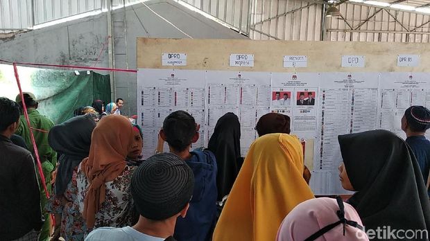 Melihat Semangat Warga Korban Banjir Tetap Mencoblos di TPS