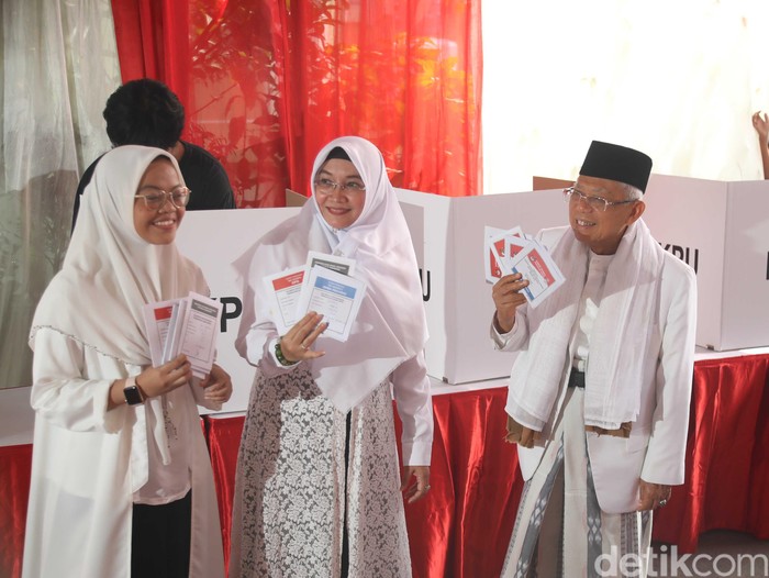 Maruf Amin dan istrinya, Estu Wuri Handayangi usai nyoblos. Foto: Pradita Utama Maruf Amin dan istrinya, Estu Wuri Handayangi usai nyoblos. Foto: Pradita Utama