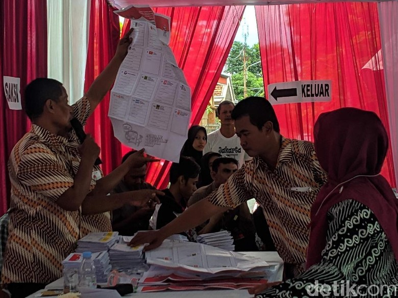 Jokowi-Maruf Unggul di TPS Tempat Bupati Lamongan Nyoblos Jokowi-Maruf Unggul di TPS Tempat Bupati Lamongan Nyoblos