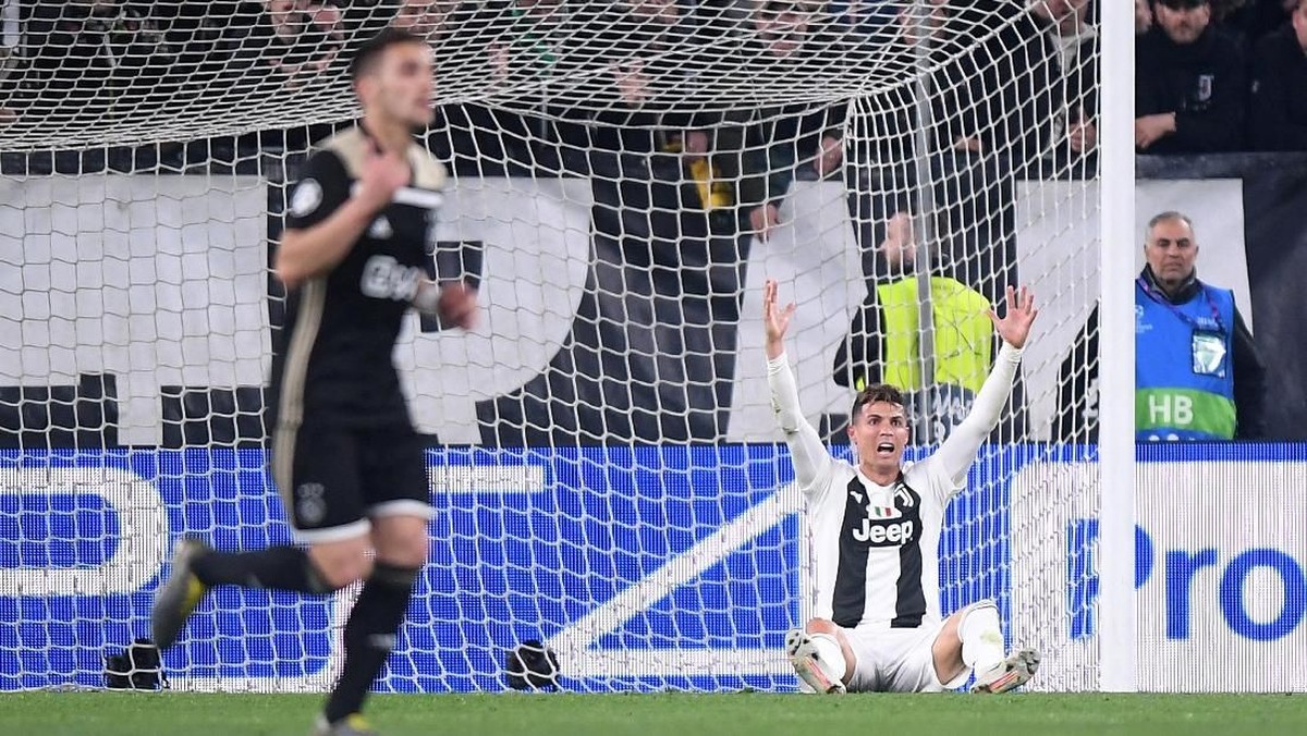 Momen di mana Cristiano Ronaldo (kanan) terjatuh saat melawan Ajax Amsterdam. Juventus kalah 1-2 dari Ajax di leg kedua perempatfinal Liga Champions dan gagal ke semifinal. Foto: Alberto Lingria/Reuters