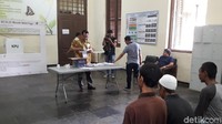 Nyoblos diawali pengarahan dari Komisi Pemilihan Umum (KPU) dan Kelompok Panitia Pemungutan Suara (KPPS) buat ODGJ. Tempat Pemungutan Suara (TPS) untuk ODGJ berada di Instalasi Rehabilitasi Psikososial RSMM. (Rosmha Widiyani/detikHealth) 