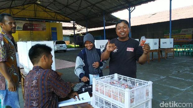 Pulang Nyoblos, Warga di Ciamis Dihadiahi Sekantong Cabai Rawit