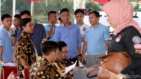 Warga nampak mengantre untuk menggunakan hak suaranya dalam Pemilu Serentak 2019.